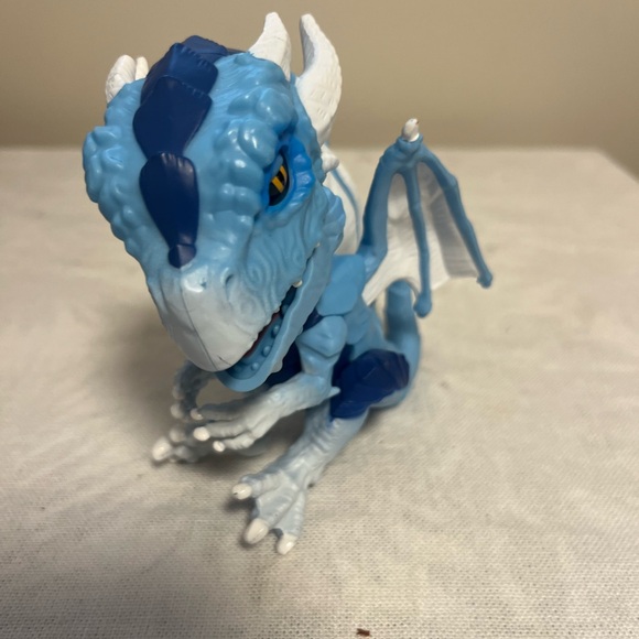 Wowwee Fingerlings Untamed Freezer The Ice Dragon ~ Roars ~ Moves ~ Lights Up - Picture 4 of 6